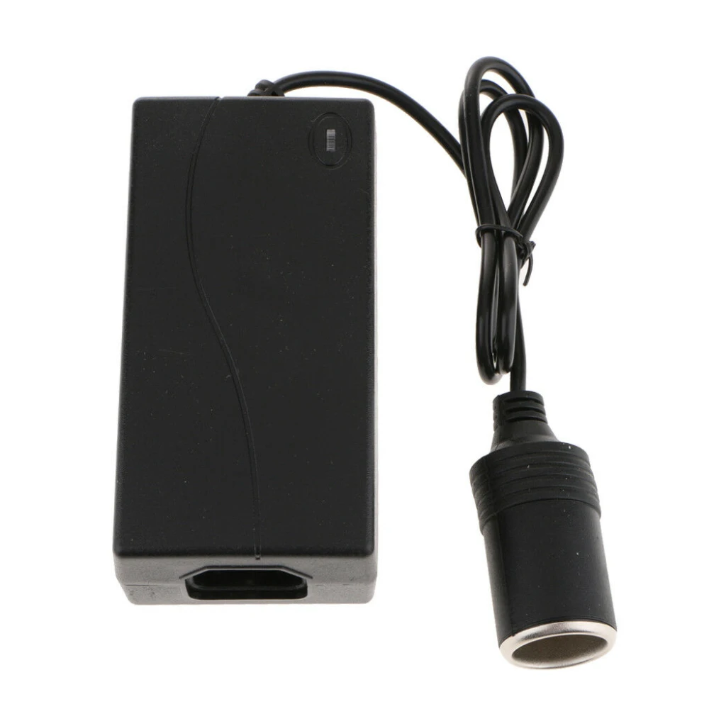 Vista frontal del adaptador convertidor 220v a 12v para encendedor de coche