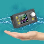 Pantalla LCD del DPS5005-USB mostrando voltaje y corriente