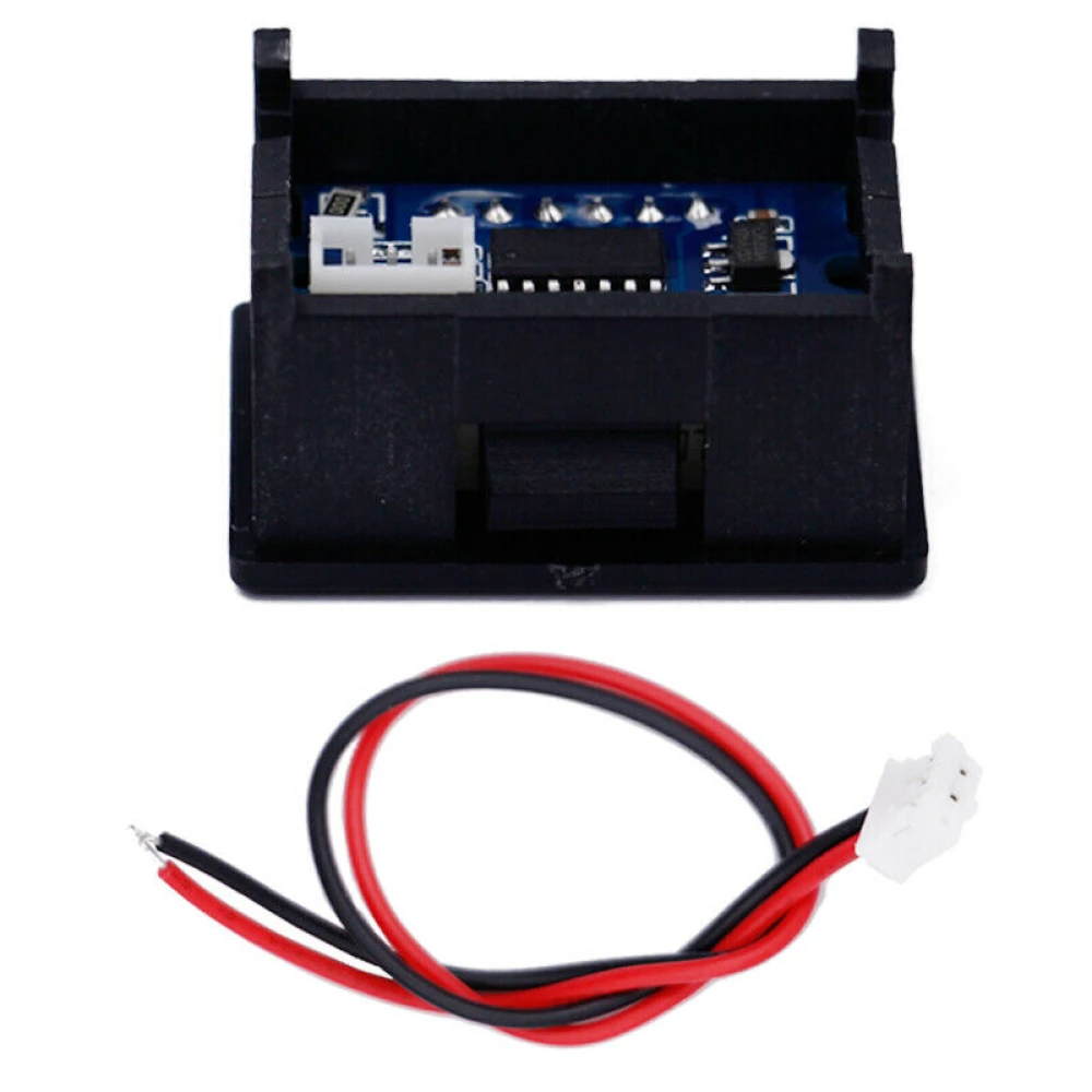 Vista frontal del mini voltímetro digital con pantalla LED roja y cables